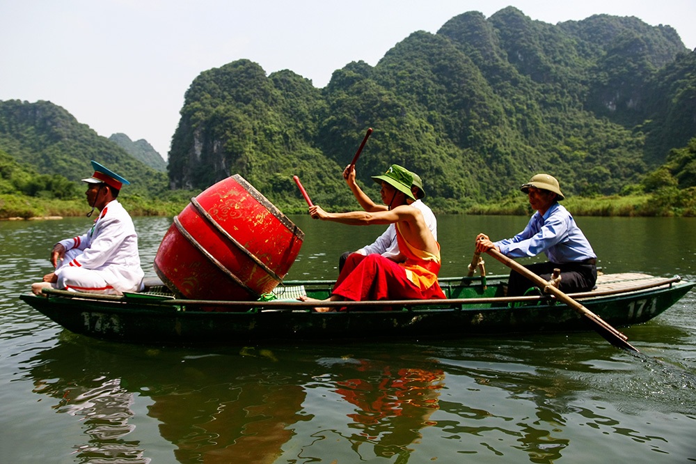 Hàng nghìn thuyền rước trong lễ hội Đức Thánh Quý Minh Đại Vương - 8 Chủ tịch tỉnh Ninh Bình Đinh Văn Điến lấy nước sông rót vào bình chuẩn bị dâng lên đền Trần.
