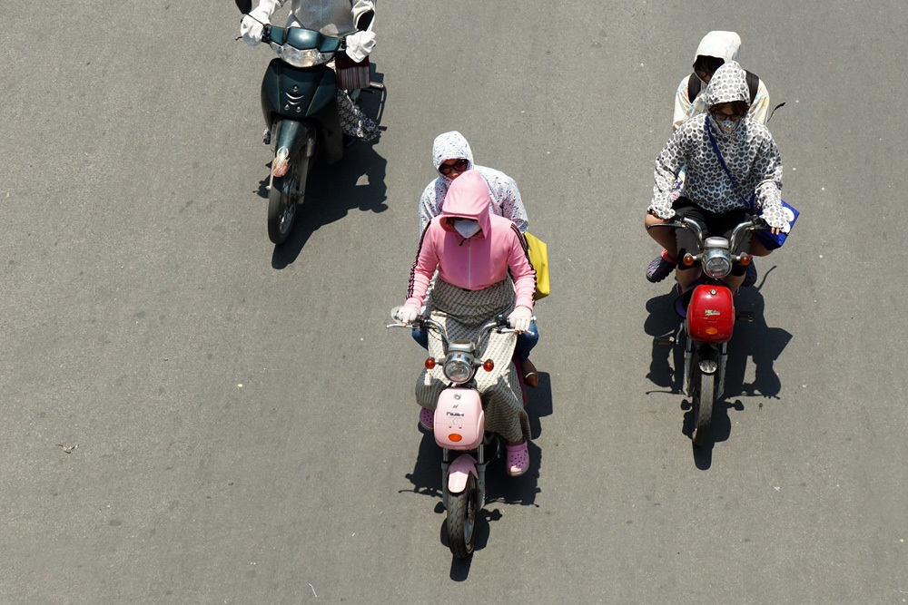 Hoặc vận dụng thêm những đồ vật có thể chắn nắng được khi ra đường.