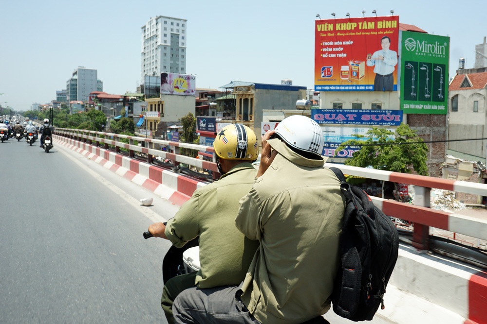 Tận dụng bóng mát cây xanh khi dừng đèn đỏ.