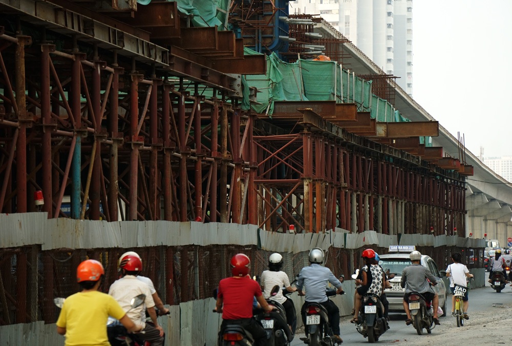 Tại công trường ga Đại học Quốc gia luôn xảy ra tình trạng ùn tắc giao thông giờ cao điểm.