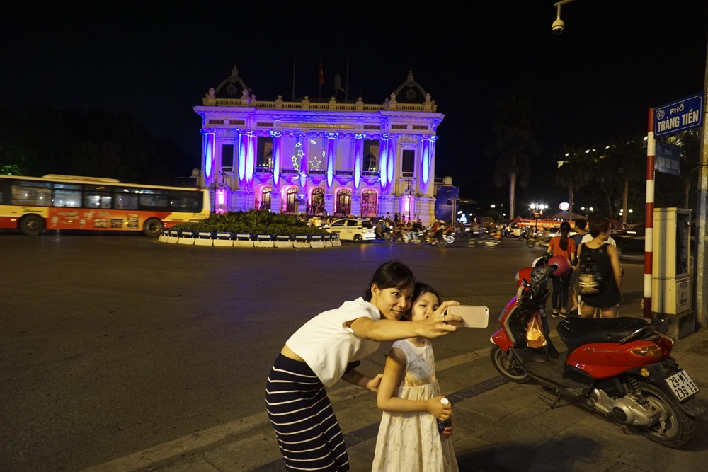 “Vẽ” biểu tượng châu Âu bằng ánh sáng laser tại Nhà hát Lớn - 6 Hữu Nghị - Nguyễn
Dương