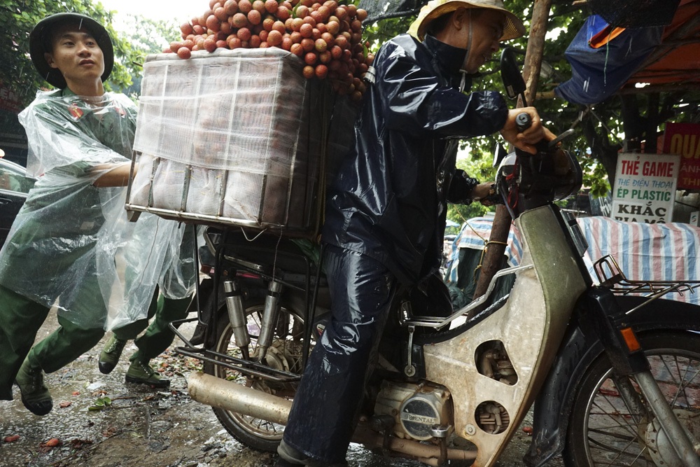 Những chiến sỹ giúp dân bán vải khi ngơi tay súng