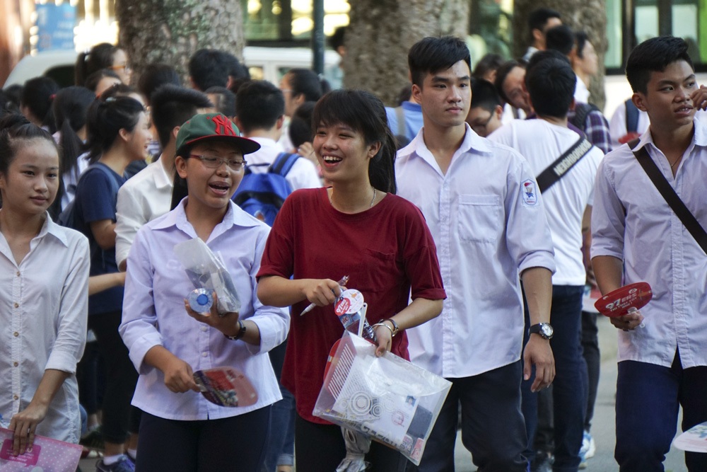 Chùm ảnh: Thí sinh dự thi trong nắng nóng cao điểm - 1 Tại cụm thi số 3 trường Đại học Thủy lợi, số thí sinh đến dự thi là 2932 đạt tỉ lệ 95,01%.