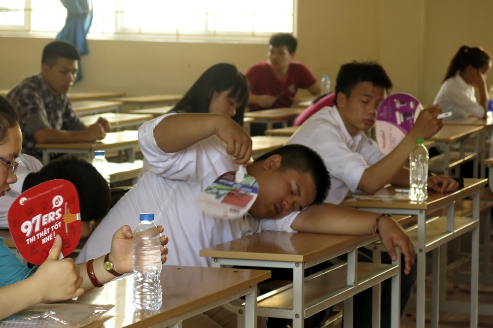 Chùm ảnh: Thí sinh dự thi trong nắng nóng cao điểm - 10 Làm thủ tục để vào phòng thi.