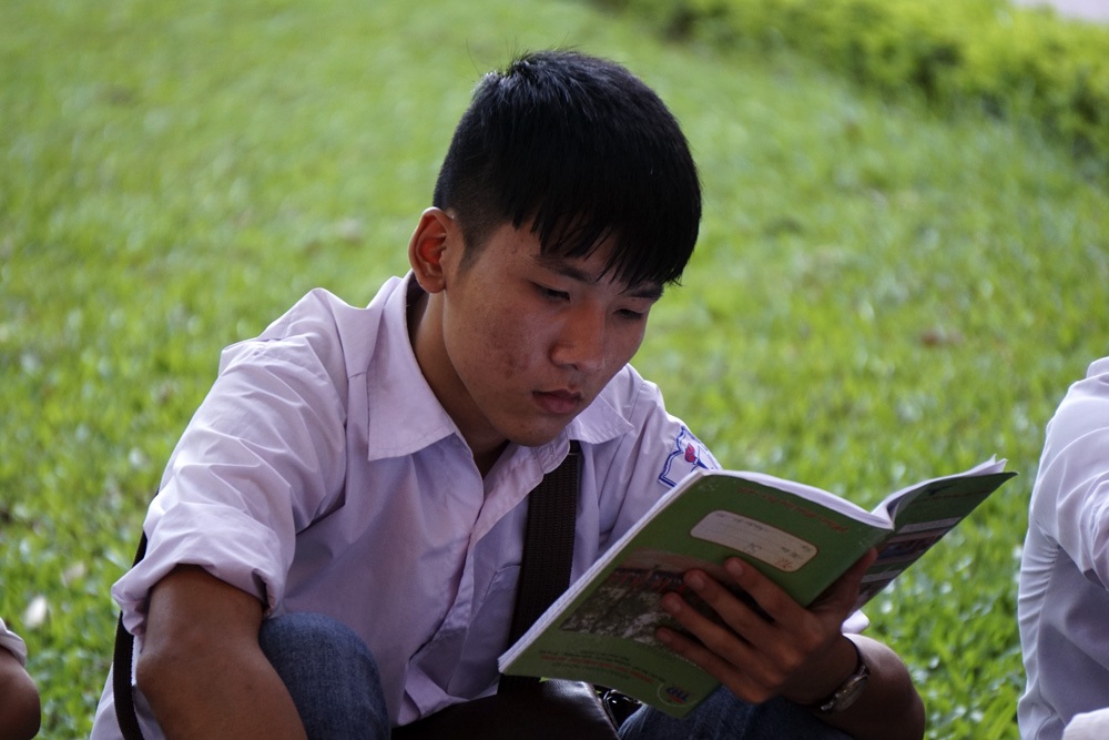 Chùm ảnh: Thí sinh dự thi trong nắng nóng cao điểm - 4 Các thí sinh tranh thủ ôn bài trước khi vào phòng thi.
