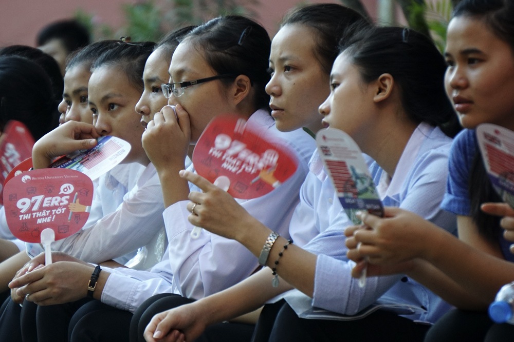Chùm ảnh: Thí sinh dự thi trong nắng nóng cao điểm - 5 Các thí sinh tranh thủ ôn bài trước khi vào phòng thi.