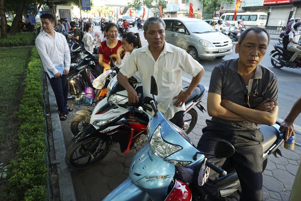 Chùm ảnh: Thí sinh dự thi trong nắng nóng cao điểm - 6 Các thí sinh tranh thủ ôn bài trước khi vào phòng thi.