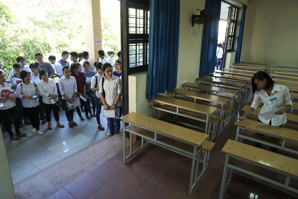 Chùm ảnh: Thí sinh dự thi trong nắng nóng cao điểm - 7 Khoảng 7 giờ 30 các giám thị bắt đầu đánh số tại các phòng thi.