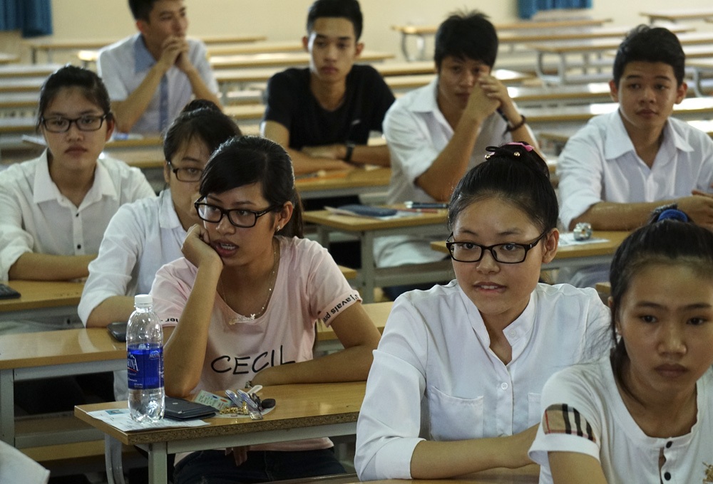 Chùm ảnh: Thí sinh dự thi trong nắng nóng cao điểm - 9 Làm thủ tục để vào phòng thi.