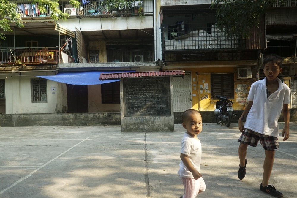 Trong không gian thế này thì trẻ có muốn chơi cũng khó.