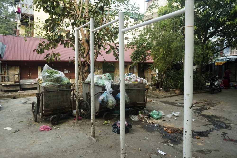 Trong không gian thế này thì trẻ có muốn chơi cũng khó.