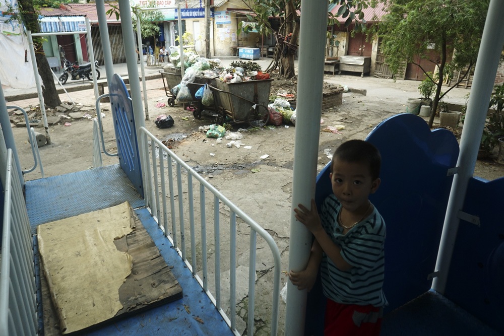 Trẻ em chơi đùa tại sân chơi của khu nhà B20 tập thể Kim Liên.