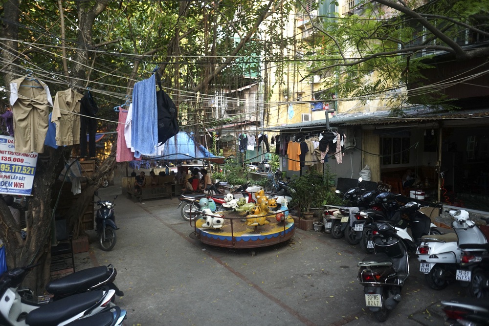 Một khu vui chơi dành cho trẻ em tại dãy nhà H1 ngõ Văn Chương quận Đống Đa trở thành bãi gửi xe.