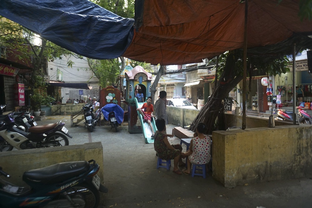 Các điểm vui chơi của dãy nhà H1 ngõ Văn Chương thường bị chiếm dụng làm nơi gửi xe và bán quán.