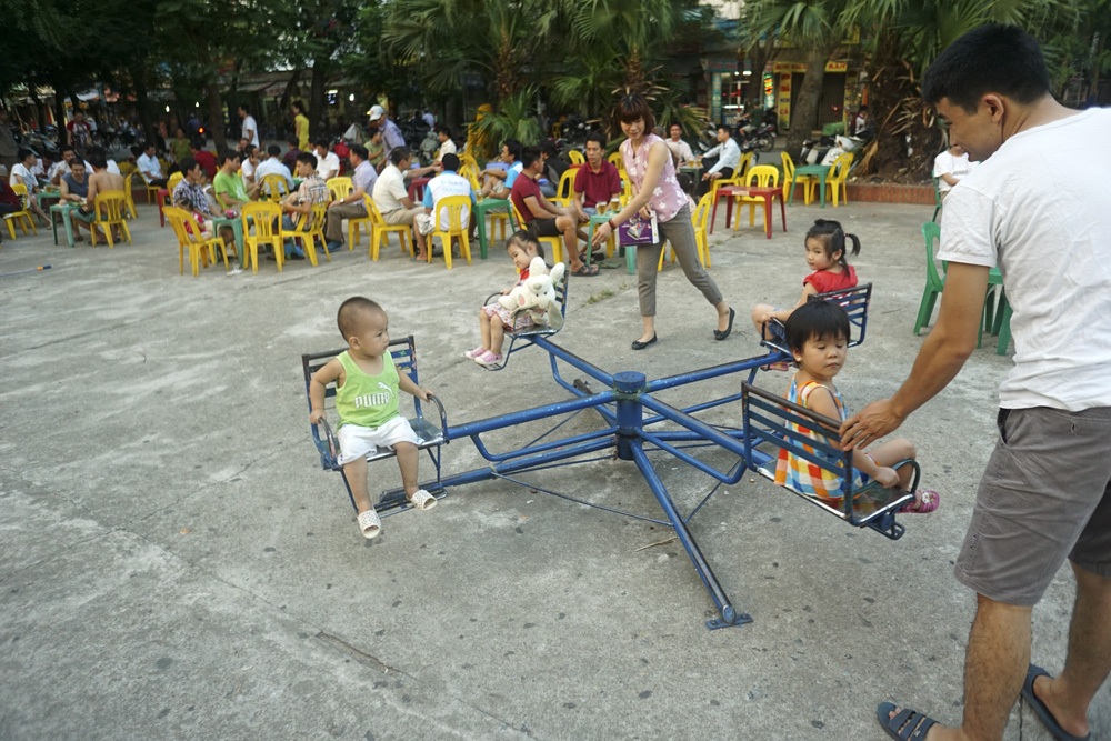 Các quán bia này đón khách rồi sắp xếp các bàn nhậu ngay trên sân chơi dành cho trẻ em của khu nhà.
