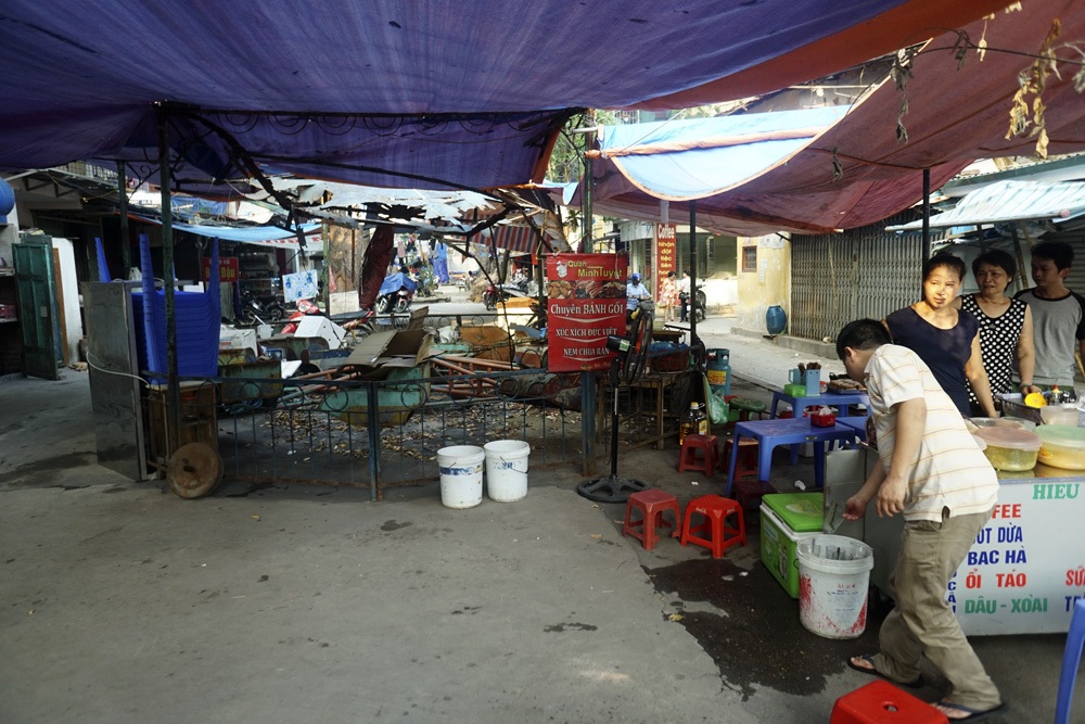 Khu sân chơi này bị bao vây bởi khá nhiều hàng quán.