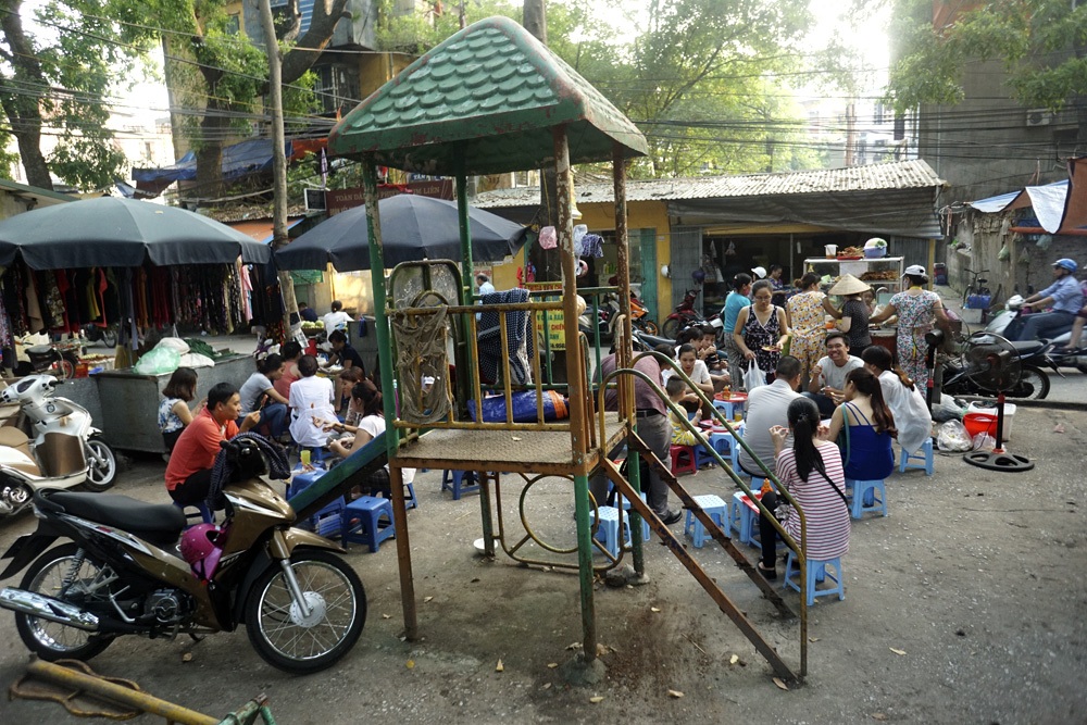 Khu sân chơi này bị bao vây bởi khá nhiều hàng quán.