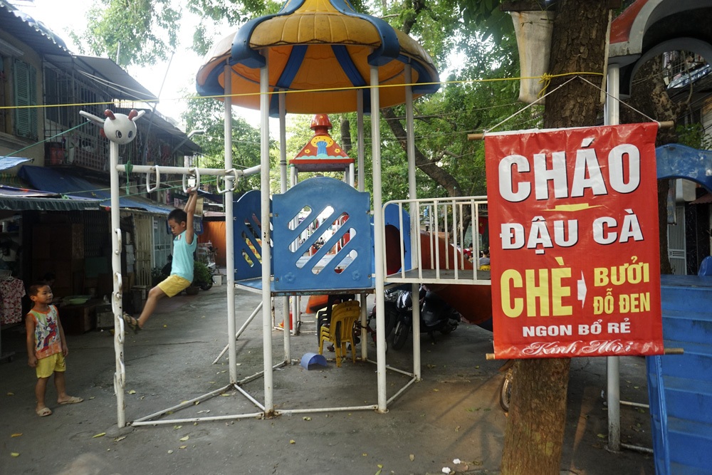 Sân chơi giữa khu nhà C5 và C6 tập thể Kim Liên.