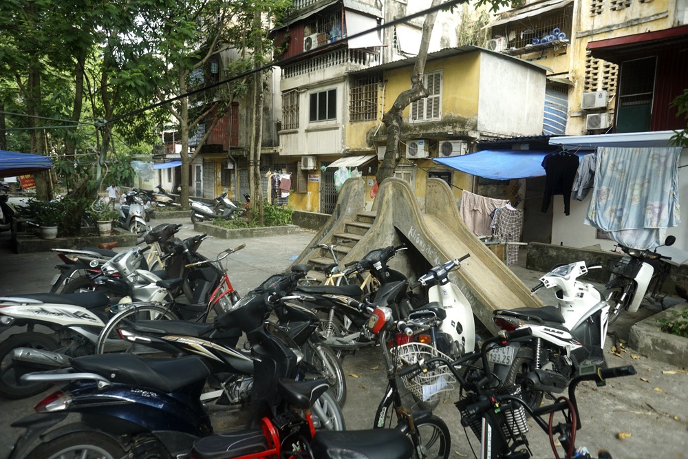 Sân chơi giữa khu nhà C5 và C6 tập thể Kim Liên.