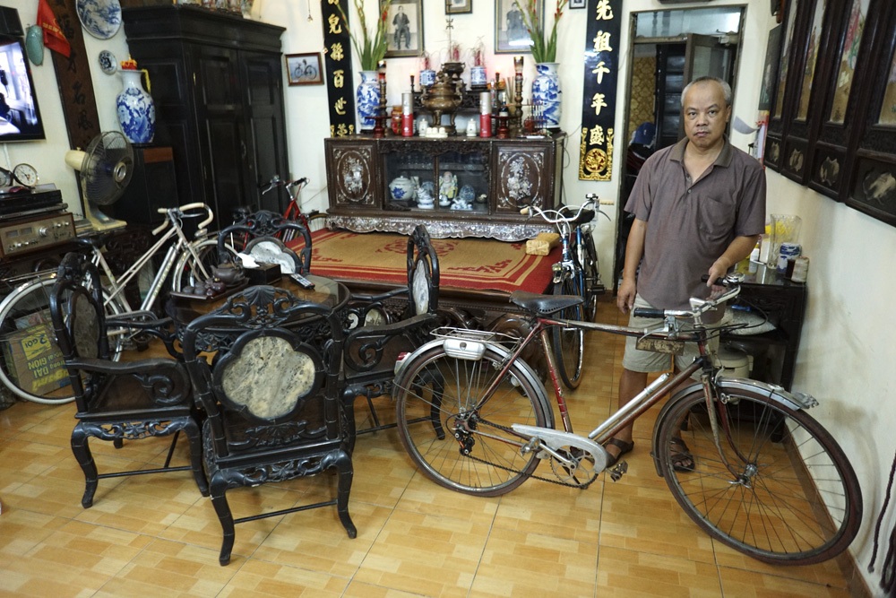 Nhã với xe đạp cổ