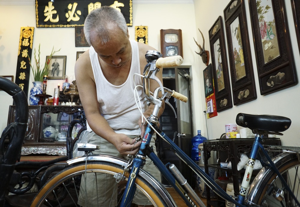 Nhã với xe đạp cổ