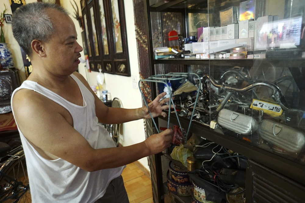 Nhã với xe đạp cổ