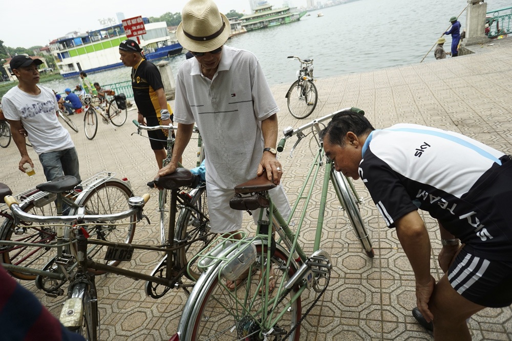 Nhã với xe đạp cổ