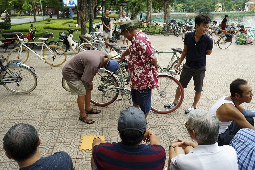 Nhã với xe đạp cổ