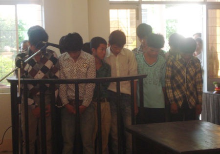 12 đối tượng góp tiền mua... hung khí chém người - 1 12 đối tượng góp tiền mua... hung khí chém người - 1