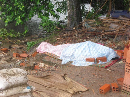 Ba em nhỏ chết đuối dưới mương - 1 Ba em nhỏ chết đuối dưới mương - 1