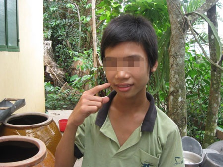 Thầy giáo nhét phấn vào miệng học sinh - 2 Thầy giáo nhét phấn vào miệng học sinh - 2