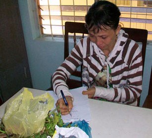 Phạt 6,5 triệu đồng “thánh cô” chữa bệnh bằng... nước lã - 1