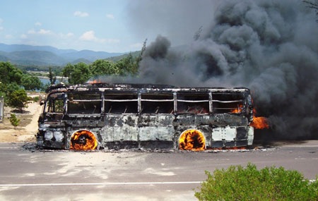 Xe khách cháy rụi, 30 hành khách thoát chết - 1
