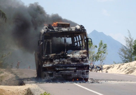 Xe khách cháy rụi, 30 hành khách thoát chết - 2