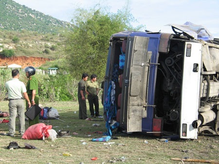 Xe khách lật, 4 người chết, 40 người bị thương - 2