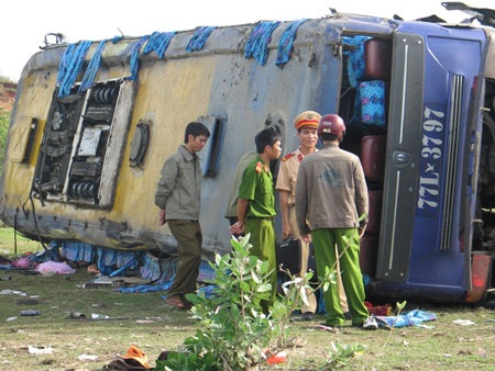 Xe khách lật, 4 người chết, 40 người bị thương - 1