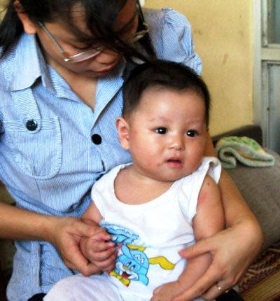 Mang con ra chợ rao bán để... dọa vợ - 2 Mang con ra chợ rao bán để... dọa vợ - 2