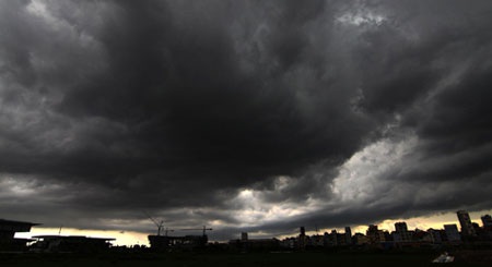 Hãi hùng cảnh mây đen “ngoạm” bầu trời Hà Nội  - 1