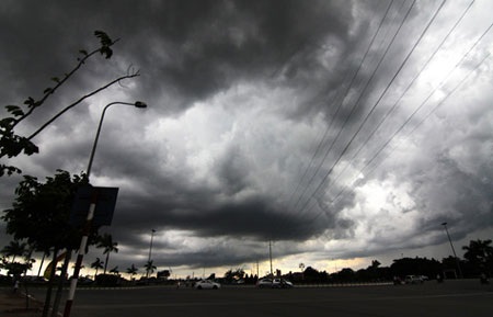 Hãi hùng cảnh mây đen “ngoạm” bầu trời Hà Nội  - 2