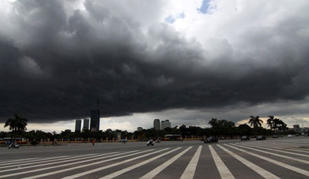 Hãi hùng cảnh mây đen “ngoạm” bầu trời Hà Nội  - 5