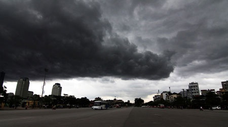 Hãi hùng cảnh mây đen “ngoạm” bầu trời Hà Nội  - 6