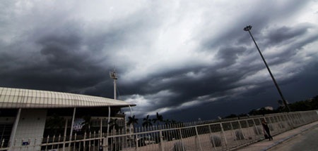 Hãi hùng cảnh mây đen “ngoạm” bầu trời Hà Nội  - 8