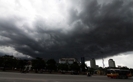 Hãi hùng cảnh mây đen “ngoạm” bầu trời Hà Nội  - 9