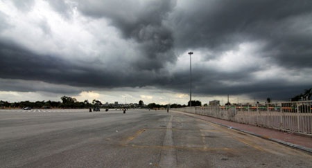 Hãi hùng cảnh mây đen “ngoạm” bầu trời Hà Nội  - 10