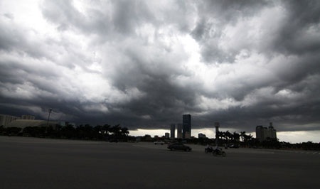 Hãi hùng cảnh mây đen “ngoạm” bầu trời Hà Nội  - 11