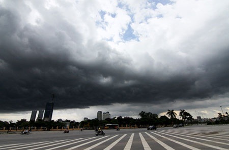 Hãi hùng cảnh mây đen “ngoạm” bầu trời Hà Nội  - 12