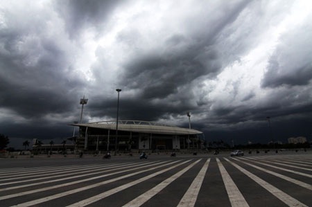 Hãi hùng cảnh mây đen “ngoạm” bầu trời Hà Nội  - 13