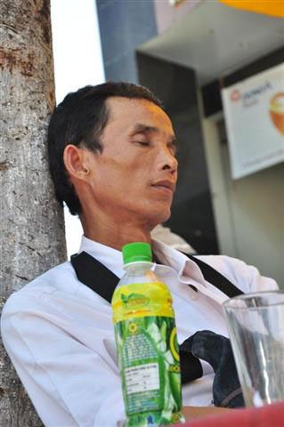 Ngàn lẻ một cảnh cha chờ con trước cổng trường thi - 4