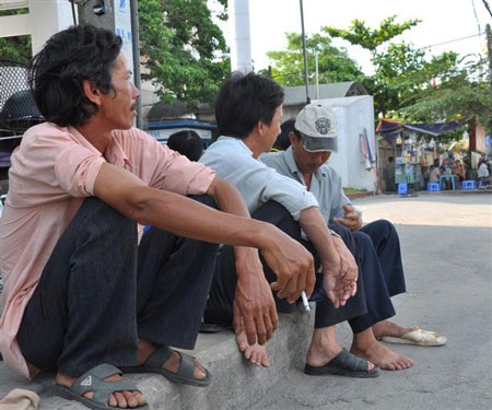 Ngàn lẻ một cảnh cha chờ con trước cổng trường thi - 5