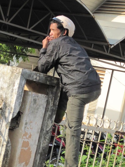 Ngàn lẻ một cảnh cha chờ con trước cổng trường thi - 7